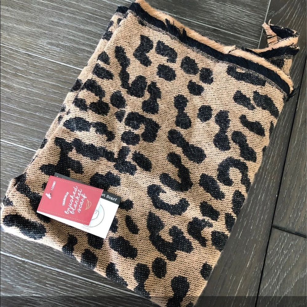Ladies Triangular brushed blanket scarf